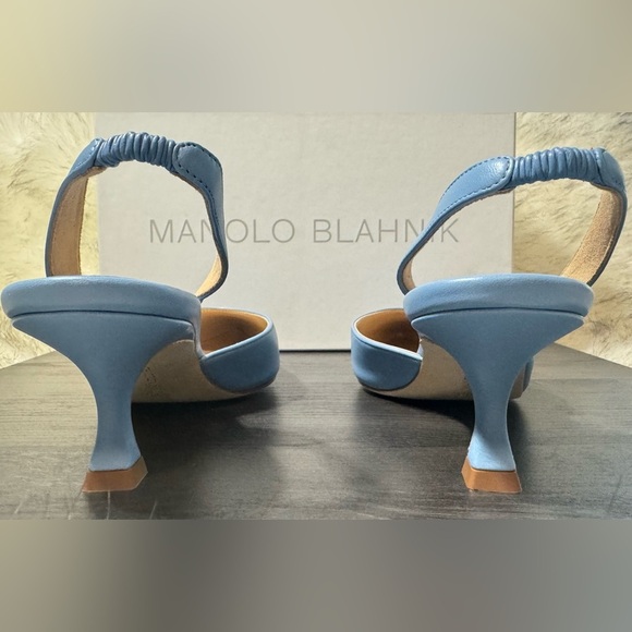 Manolo Blahnik
Blue Leather Low-Heel Slingback Pump
Women’s size EU 35.5 - Picture 7 of 9